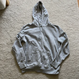 Hoodie  - Grå hoodie från primark, använd några gånger 