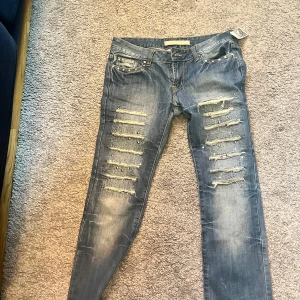 Blå slitna jeans med nitar och detaljer - Säljer mina super fina sylphy jeans då de är för korta. Superfina. Är precis som nya 💕💕