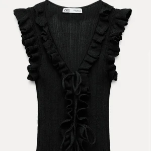 Svart volangtop från Zara - Säljer denna jättefina och efterfrågade topp från Zara!! Köpt här på plick