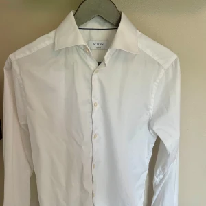 Eton Skjorta - Klassisk vit skjorta från Eton i super slim passform. Skjortan är i Storlek 38 vilket motsvaras Small.