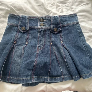 Volang kjol - Supercool jeanskjol med volang❤️ har röda sömmar och snygga fickor!! Storlek w.27❤️
