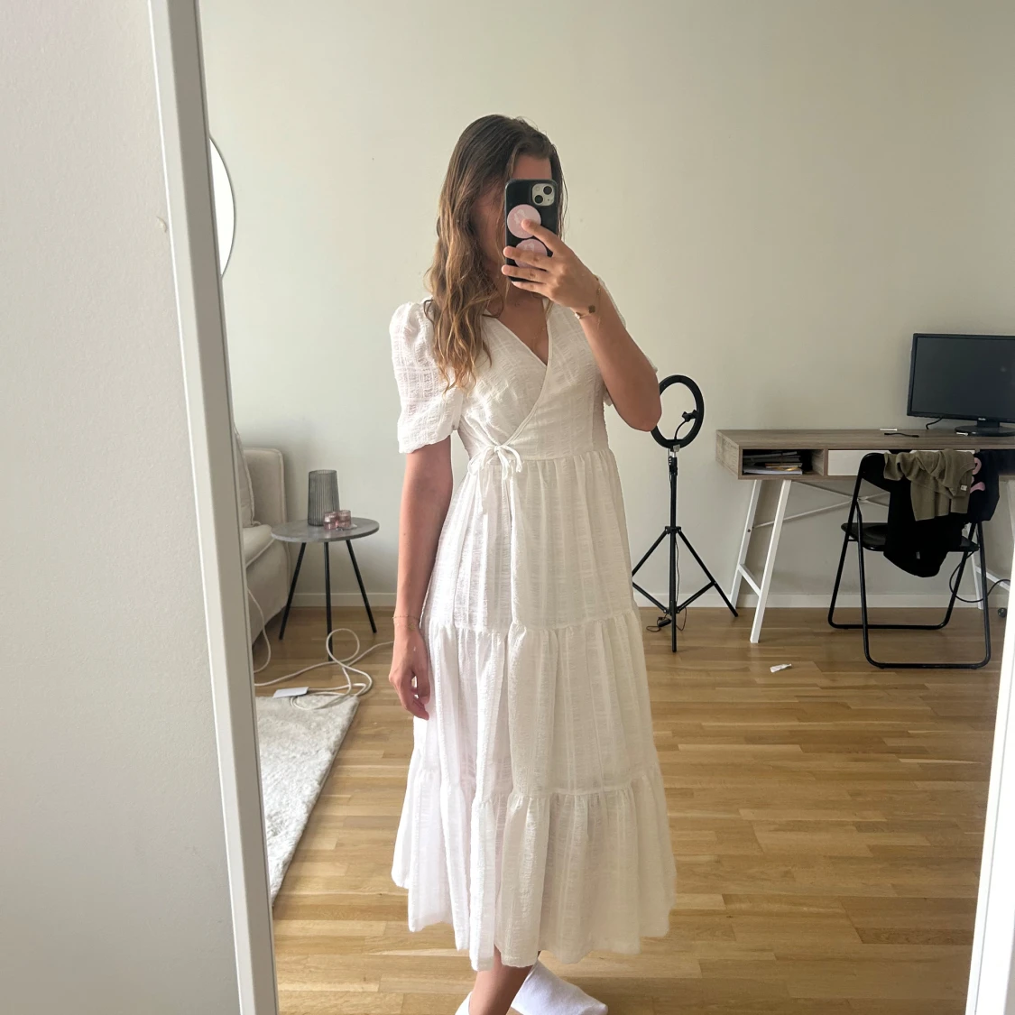 Vit omlottklänning med volang - 2