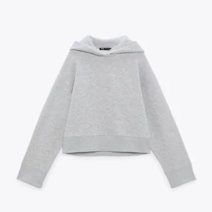 Grå hoodie från Zara  - En stilren ljusgrå hoodie från Zara i mjuk bomull. Tröjan har huva, långa ärmar och breda muddar vid ärmslut och nederkant. Perfekt för en chill och avslappnad look. Passar dig som gillar enkel och clean stil.