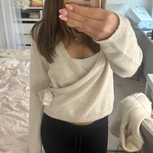 Beige omlottkofta  - Superfin omlott kofta från Kappahl, storlek 158/164 men passar xs-s skulle ja säga💞