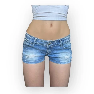 Lowrise jeans shorts  - Selling these lowrise jeans shorts from Dromedar, size 27 (fits an S in my opinion) Measurements: waist across: 36cm and total length: 24cm. Feel free to reach out if you have any questions about other measurements or details!💞