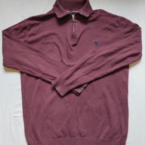 U.S polo quarter zip tröja  - Tjo gubbar! En fet U.S polo quarter zip tröja i vinröd färg med märket i svart. Väldigt bra skick storlek M och perfekt för just dig 😉 kolla gärna profilen för mycket mer Ralph Lauren kläder och följ gärna också ❤️ ha de göttttttt 🥳