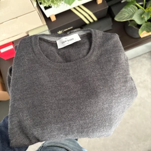 Mörkgrå merinoullströja Gran Sasso - Snygg mörkgrå rundhalsad tröja från Gran Sasso i mjuk merinoull. Tröjan är endast använd någon gång dvs är den i utmärkt skick. Storlek 48