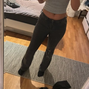 Grå bootcut jeans från Weekday - Säljer ett par gråa bootcut jeans från Weekday i modellen Flame low. Jeansen har låg midja, klassisk femficksdesign och är tillverkade i mjukt jeanstyg. Snygg passform med lätt utsvängda ben och diskret tvättad look. Dock så var de ett hål som jag sydde ihop för ett tag sen men när man har på sig byxorna så syns de it att man har sytt 