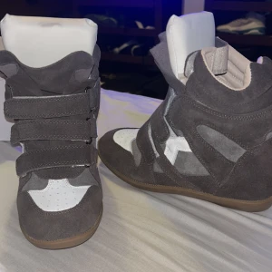 Isabel Marant skor - Säljer dessa mycket snygga Isabel Marant sneakers i mörkgrå mocka med vita detaljer och flera breda kardborreband. Nog bland en av mina allra favoriter men har tyvärr blivit för små. Mitt bud är 2600 men kan självsklart gå ner vid snabb affär💕💕