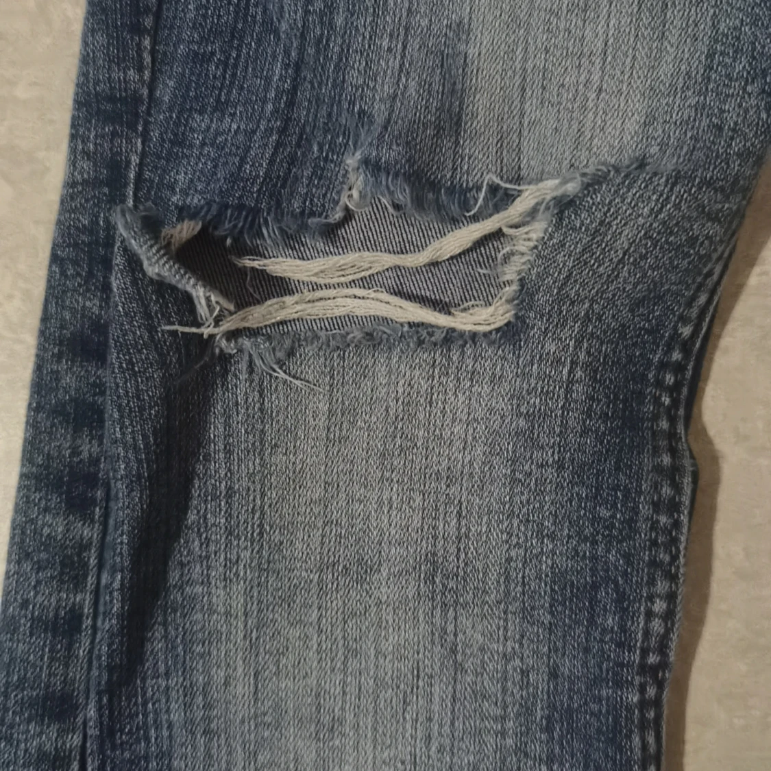 Blå lowaist bootcut jeans från H&M, stl 140 - 4