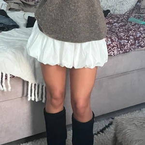 Vit kjol - Super snygg vit kjol, perfekt till sommaren med inbyggda shorts. Stretchigt material