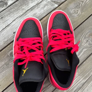 Nike Air Jordan 1 Low  - Nike Air Jordan 1 Low i storlek 42.5. Använda ett fåtal gånger utomhus. Ursprunglig skokartong inkluderas. Några få fläckar efter användning.