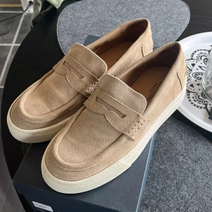 Beige mockaloafers - Säljer ett par sjyssta loafers från Antica Cuoeria. Ny pris 2000kr. Aldrig använda endast testade. Storlek 40 men stor i storleken så sitter som en 41 skulle jag säga. Riktigt snygga nu till sommaren. MVH Simon