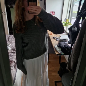 Stickad grön tröja  - Superfin grön stickad tröja från NA-KD. Den är lite nopprig, se bild men annars o mycket bra skick💕