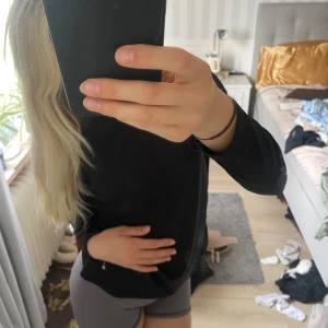 Svart ribbad långärmad tröja Boohoo - En svart långärmad tröja från Boohoo i ribbat material. Tröjan har en enkel och stilren design med rund halsringning. Perfekt att styla med jeans eller kjol. Är i storlek S/M. 