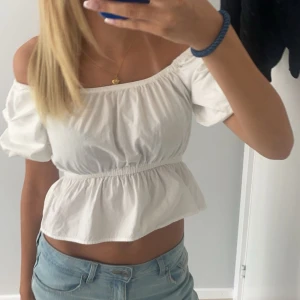 Off shoulder topp  - Vit topp i jättebra skick! Använd typ 2 gånger! Tror det är storlek xs men passar S🩷