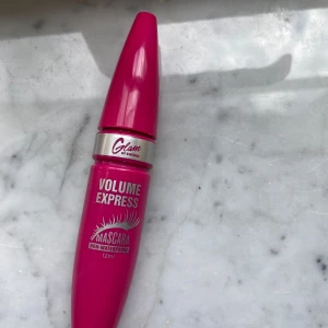 Volume mascara från glam of sweden - Snygg volymmascara från Glam of Sweden. Aldrig använd!! Säljer billigt då jag köpte för 15