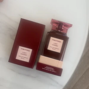 Tom Ford Lost Cherry EdP 100ml - Håller för mig i runt 7-8 timmar riktigt stark körsbär doft och väldigt bra kvalitet så tror denna är äkta (säljer den åt min Moster) Tom Ford Lost Cherry Eau de Parfum i en lyxig, mörkröd glasflaska med rosa detaljer och silverfärgad spray. Flaskan rymmer 100 ml test sprutad så har kvar völ runt 98ml och kommer med matchande röd kartong. Doften är känd för sina söta och fruktiga körsbärstoner. Passar både Män och kvinnor. 