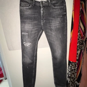 Dsquared jeans  - Säljer fräscha o sköna dsquared jeans för jag inte använder de längre. Allt e som det ska på dom inga skador. Hör av er vid funderingar