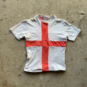 Red cross t-shirt - Reworked t-shirt med rött kors. Handfärgad och omsydd.