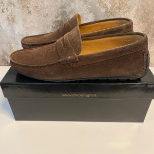 Loafers - Riktigt snygga loafers från Dino Draghi. Storlek 42.Mitt pris 1000kr! Hör av er vid frågor och funderingar!