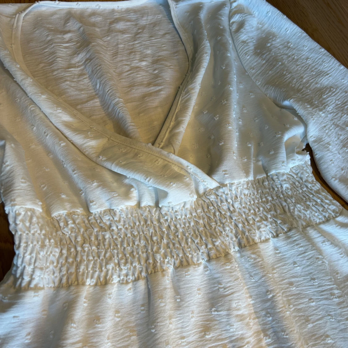 Vit långklänning med smock i midjan  - 3