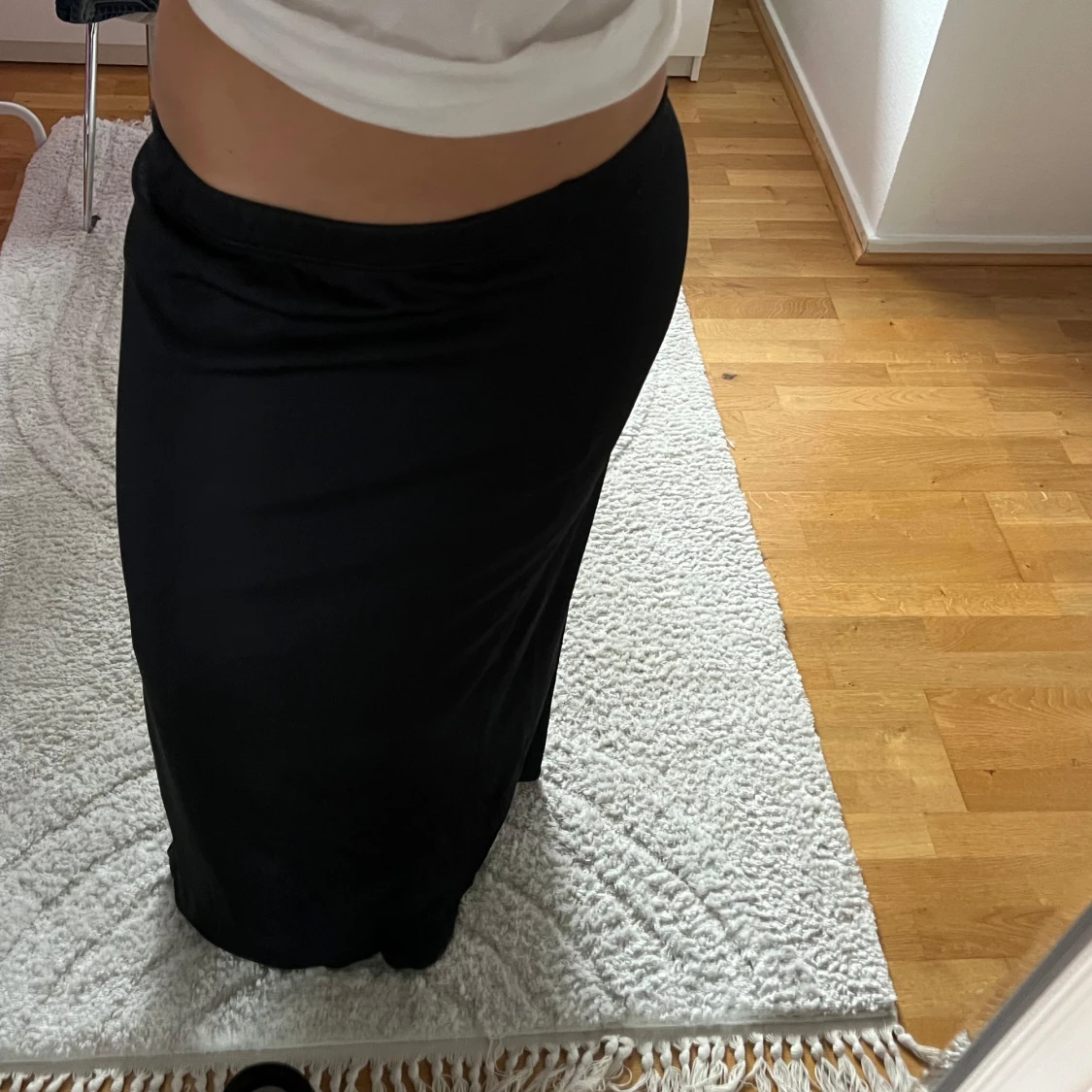 Svart långkjol i mjukt material - 1