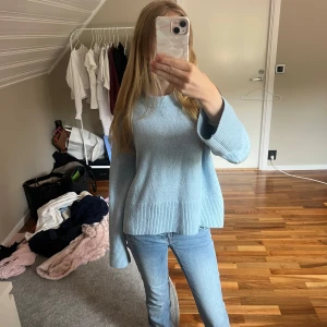 Ljusblå stickad tröja Gina Tricot - Ljusblå stickad tröja från Gina Tricot Young. Storlek 158/164 men den är ganska oversized och skulle passa XS/S. Endast använd ett fåtal gånger, säljer pga att den knappt används. 