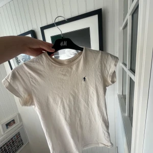 Vit t-shirt från Polo Club, S - Vit t-shirt från Polo Club med klassisk passform och liten broderad logga på bröstet. Tillverkad i 100% bomull för en skön och luftig känsla. Perfekt basic-plagg med korta ärmar och rund halsringning.