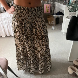 Långkjol - Säljer min fina mönstrad lång kjol från zara då jag aldrig använder den🥰