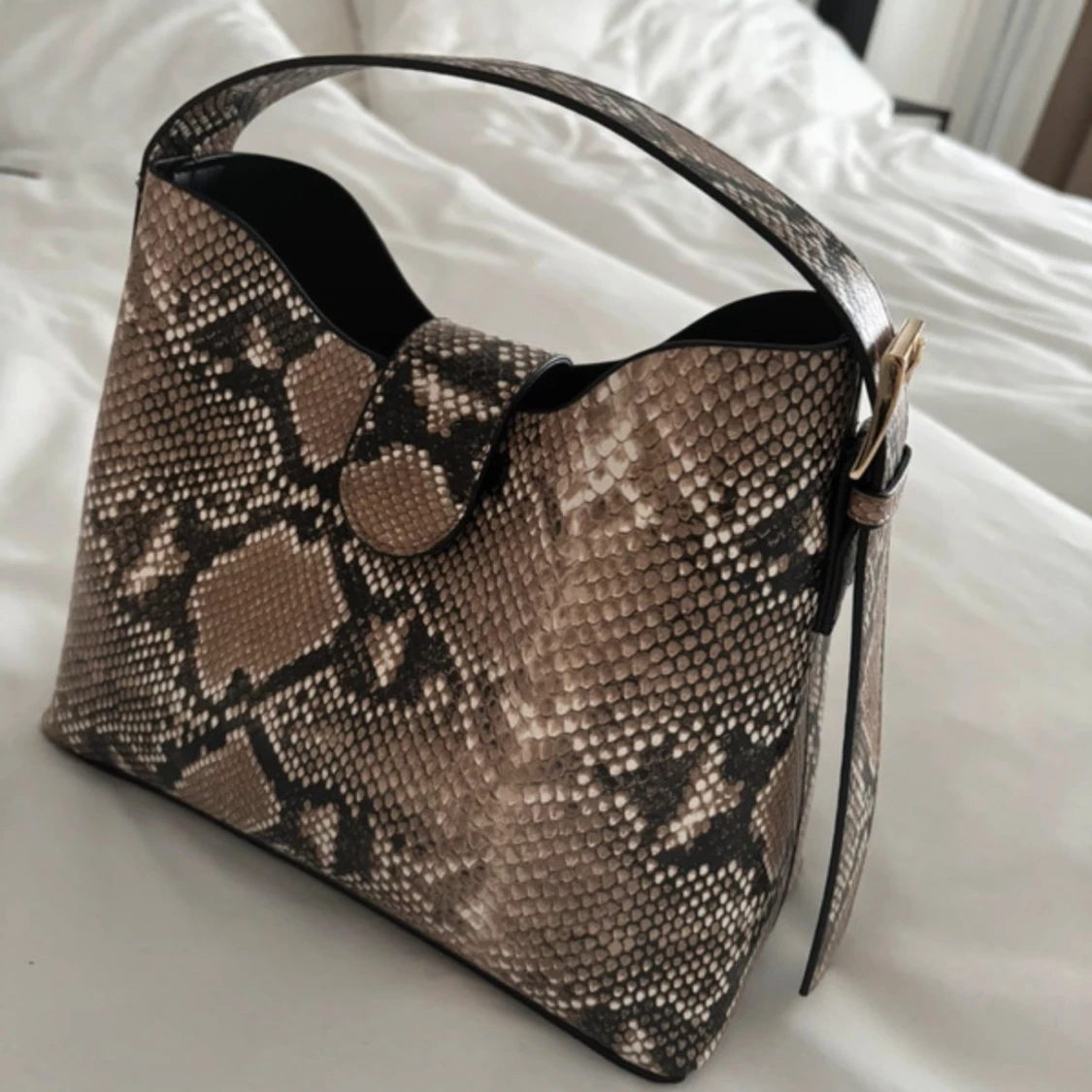 Axelväska i ormmönstrat skinn - 1