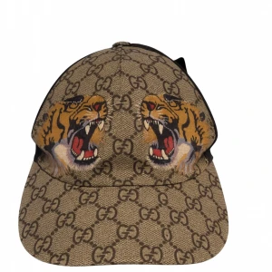 Gucci keps med tigertryck - Snygg keps från Gucci med klassiskt GG-mönster kepsen är gammal därav priset: ny pris cirka 7000 kr