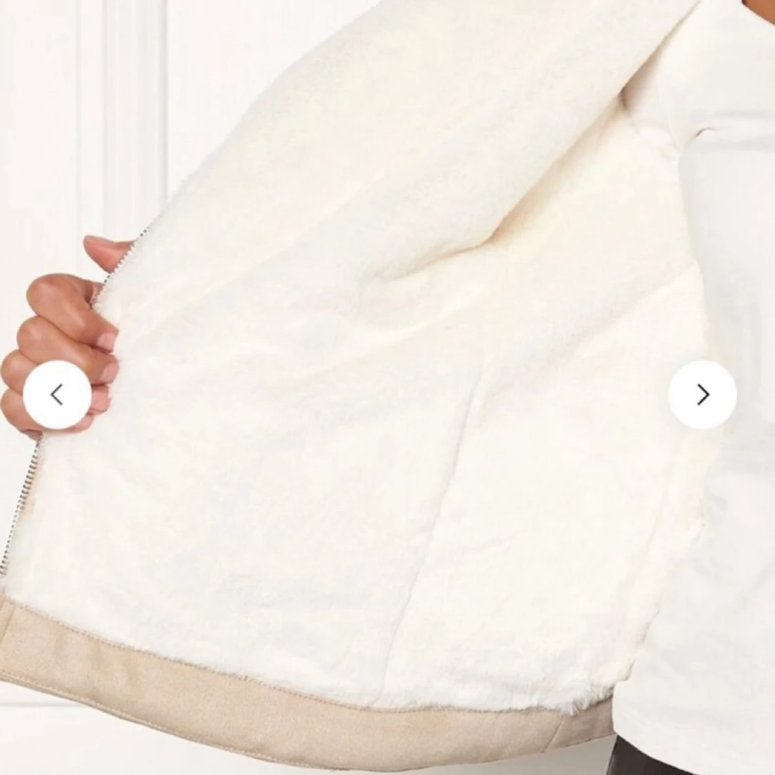 Beige teddyjacka med vit fuskpäls - 1