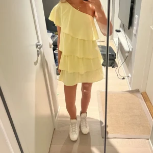 Gul one shoulder volangklänning - Så fin gul volangklänning från Zara!💛Använd 3 gånger så den är sparsamt använd.                                  Storlek S, skicka bud!