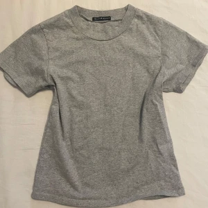 T shirt från Brandy Melville - Fin grå t-shirt från Brandy Melville. Storlek one size (xs-s) 🩶 