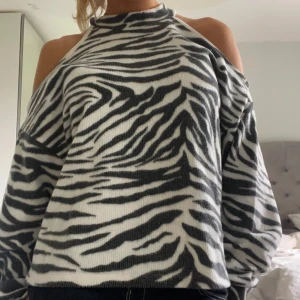 Zebra mönster stickad tröja - Jätte mysig ”stickad” tröja med bara axlar och långa ärmar🤍🖤 Storlek XL men passar super på mej som brukar ha XS/S men oversized 💝