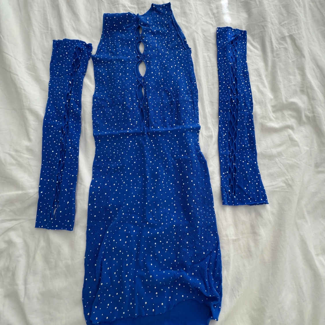 Blå glittrig kortklänning med ärmar