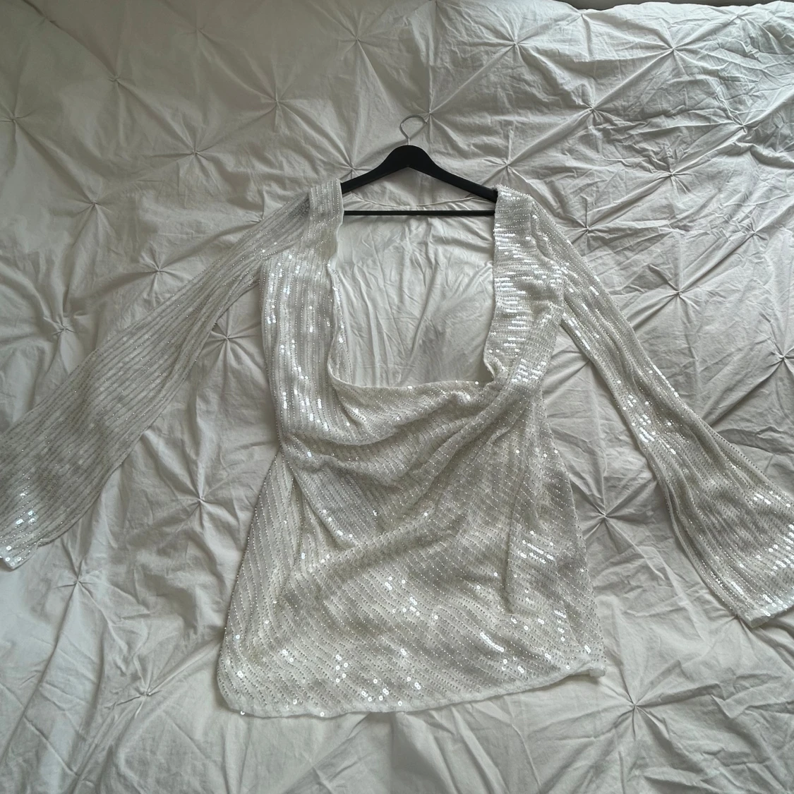 Vit paljettklänning med öppen rygg  - 2