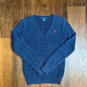 Blå Cable Knit tröja Ralph Lauren - Ralph lauren cable knit 100% Cotton  Condition: Very good  Size/Measurements: Kids Size S,   Length: 55 cm  Width: 38 cm  Shipping: Same/Next day 
