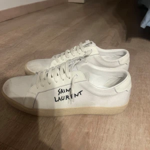 Saint Laurent skor  - Säljer min Saint Laurent skor i storlek 44 de är små i storleken så skulle säga att de passar 43 och möjligtvis 42. Skorna är i väldigt bra skick och enligt mig 9/10. Har tyvärr inte äktahetsbevis eftersom jag fick de i födelsedagspresent. Box och ”dustbag” tillkommer. Ny  pris runt 7000 mitt pris: 1999kr