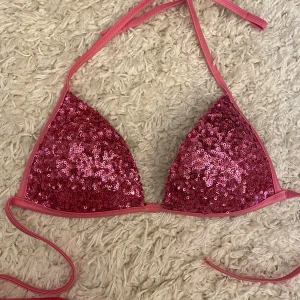 Rosa bikini Calzedonia  - Supersnygg trekantsbikini från Calzedonia i rosa med glittriga paljetter💖