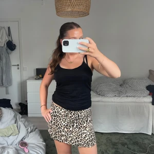 Leopardmönstrad kortkjol - Säljer en snygg kortkjol med leopardmönster. Kjolen har en rak passform och är i beige och svart. Har klippt kjolen själv!!💕💕Tveka inte med att skriva om ni har frågor