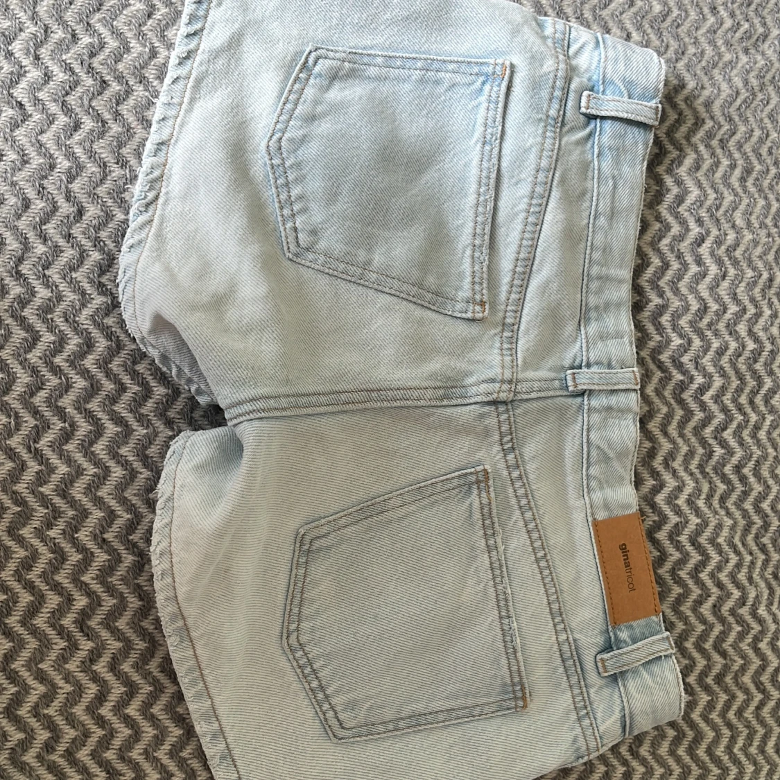 Ljusblå jeansshorts med pärlor Gina Tricot - 2