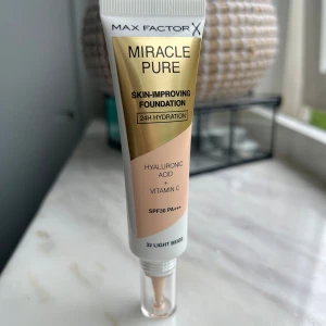 Max Factor Miracle Pure Foundation - Max Factor Miracle Pure Foundation i nyansen 32 Light Beige. Ger medium täckning med naturlig glow och innehåller hyaluronsyra och vitamin C för extra fukt och vård. Tuben är smidig och lätt att ta med. SPF30. Endast swatchad, full tub. Tyvärr fel färg för mig. Säljer även två andra nyanser. Pris går att diskutera 💕