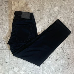 Svarta Jack & Jones Jeans  - Svarta Jack & Jones jeans || Storlek W29 L30 || Jeansen är i bra skick || Mitt pris 349kr || Tveka inte på att höra av dig vid frågor eller funderingar 