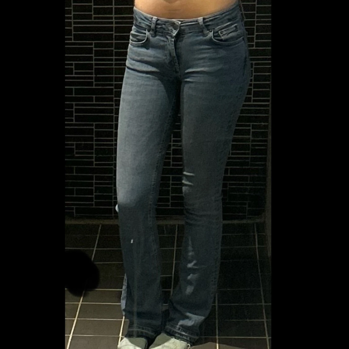 Blå bootcut jeans från Zara