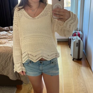 Beige stickad tröja från Vila - Superfin beige stickad tröja från Vila med v-ringning och snyggt virkat mönster. Tröjan har långärmade, lite pösiga ärmar och en vågig kant nertill. Perfekt nu till sommaren. Knappt andvänd och är i storlek M fast passar mig som S🥰