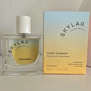 Skylar Capri Summer EdP 50ml (hypoallergen) - Fräsch och somrig parfym från Skylar, Capri Summer, med doftnoter av bergamott, neroli och blodapelsin. Citrusdoft, söt och sprudlande känsla. Perfekt till sommaren🌞. Hypoallergen, vegansk och miljövänlig. Aldrig använd.  Köpt i USA✨️ 