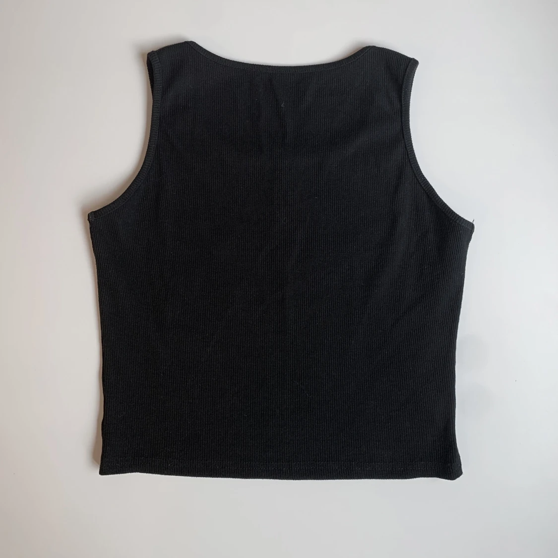 Svart ribbad linnetopp med tryck - 1