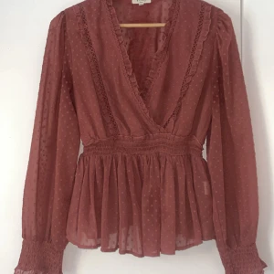Rosa blus från Kelly  - Säljer min super fina blus från Kelly, den är knappt använd och säljer på grund av att den är lite för stor för mig❣️